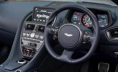 Aston Martin DB11 Volante 13