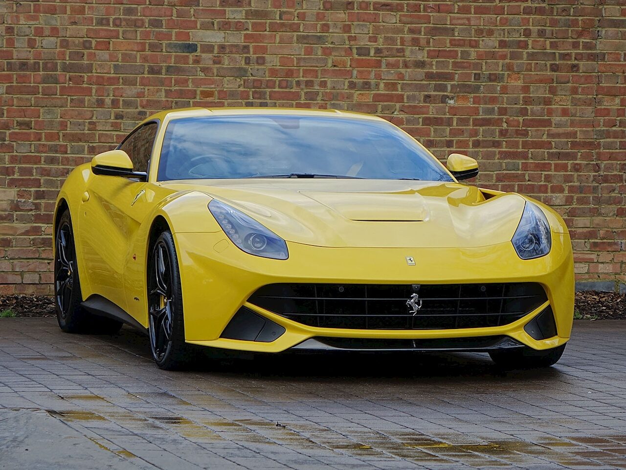 Ferrari F12 Berlinetta (yellow Car 1:18-Hot Wheels Elite Ferrari