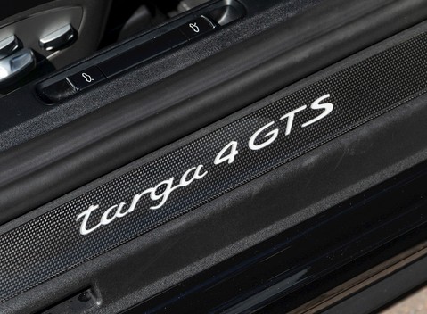 Porsche 911 (991.2) Targa 4 GTS 24