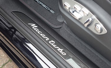 Porsche Macan Turbo Performance Package 25