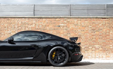 Porsche 718 Cayman GT4 28