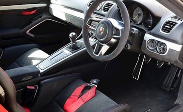 Porsche Cayman GT4 15