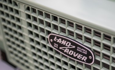 Land Rover Defender 110 Heritage 28