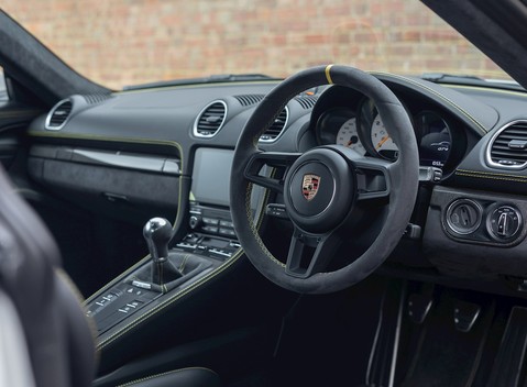 Porsche 718 Cayman GT4 11
