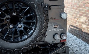 Land Rover Defender 90 XS Bowler 20