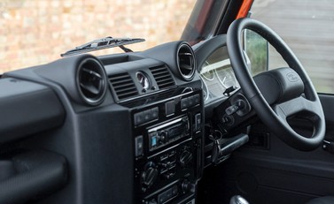 Land Rover Defender 90 Adventure Edition 15