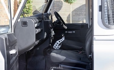 Land Rover Defender 90 Bowler Edition 14