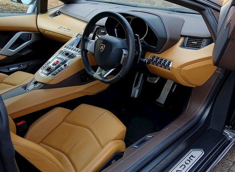Lamborghini Aventador LP 700-4 2