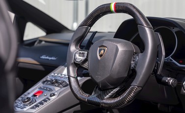 Lamborghini Aventador LP700-4 Roadster 15