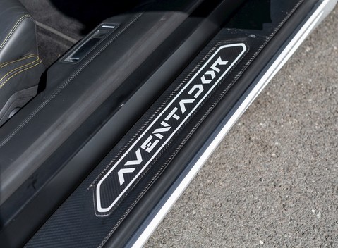 Lamborghini Aventador LP700-4 Roadster 23