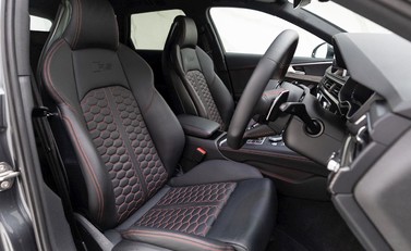 Audi RS4 Avant Carbon Edition 10