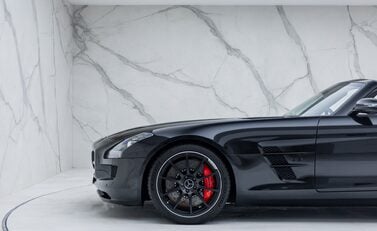Mercedes-Benz SLS AMG ROADSTER 32