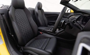 Audi R8 V10 Spyder 8