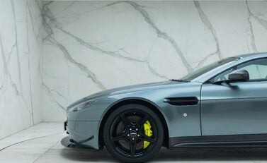 Aston Martin V8 Vantage AMR 42