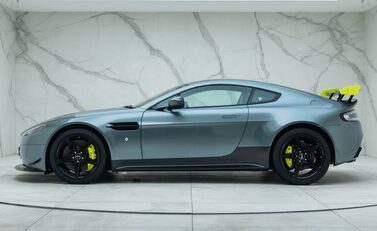 Aston Martin V8 Vantage AMR 5
