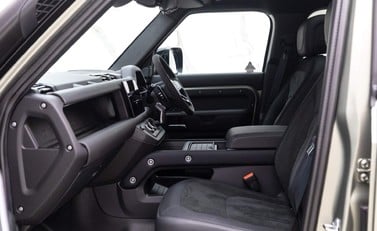 Land Rover Defender V8 11