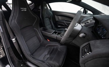 Aston Martin Vantage GT8 6