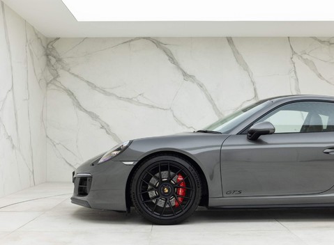 Porsche 911 CARRERA 4 GTS (991.2) 23