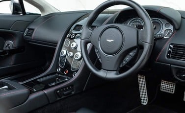 Aston Martin V12 Vantage S Roadster 11