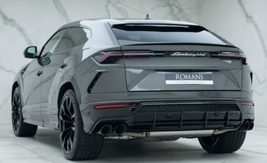 Lamborghini Urus 4