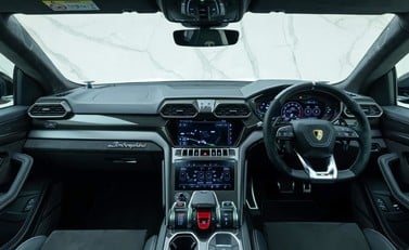 Lamborghini Urus 14