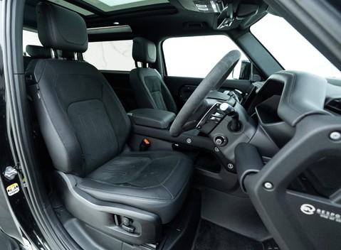 Land Rover Defender 90 V8 Bond Edition 14