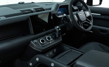 Land Rover Defender 90 V8 Bond Edition 18