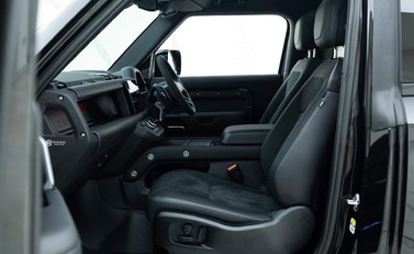 Land Rover Defender 90 V8 Bond Edition 17