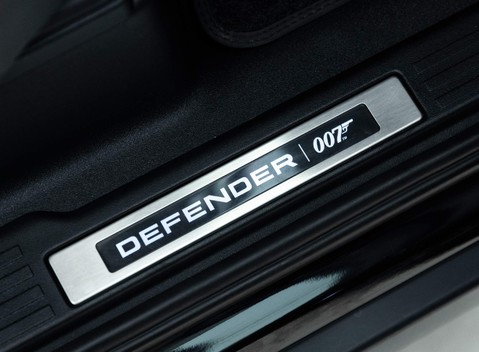 Land Rover Defender 90 V8 Bond Edition 11