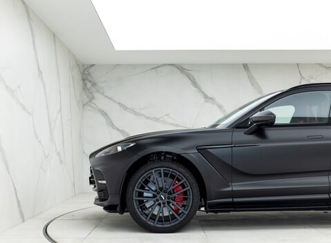 Aston Martin DBX 707 28