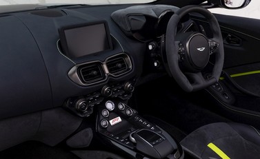 Aston Martin V8 Vantage Roadster F1 Edition 16