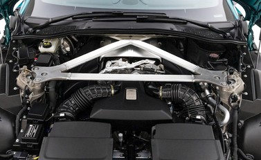 Aston Martin V8 Vantage Roadster F1 Edition 33