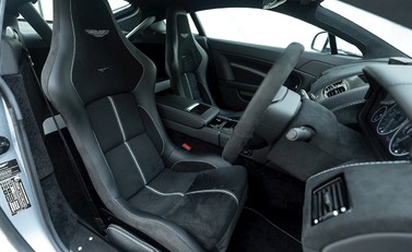 Aston Martin V12 Vantage S 10
