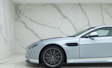 Aston Martin V12 Vantage S 29
