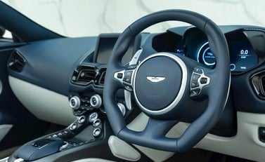 Aston Martin V8 Vantage Roadster 12