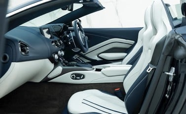 Aston Martin V8 Vantage Roadster 15