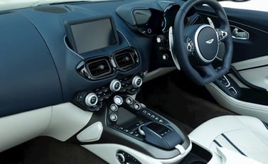 Aston Martin V8 Vantage Roadster 16