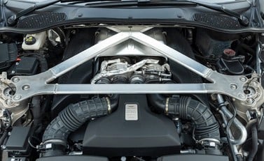 Aston Martin V8 Vantage Roadster 25