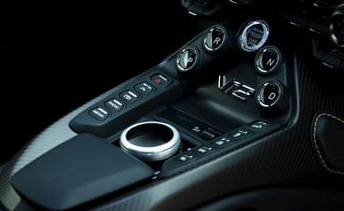 Aston Martin V12 Vantage 18