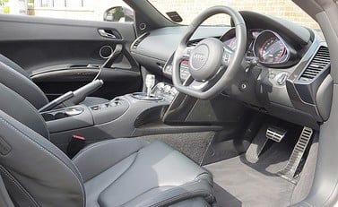 Audi R8 V10 Spyder 8