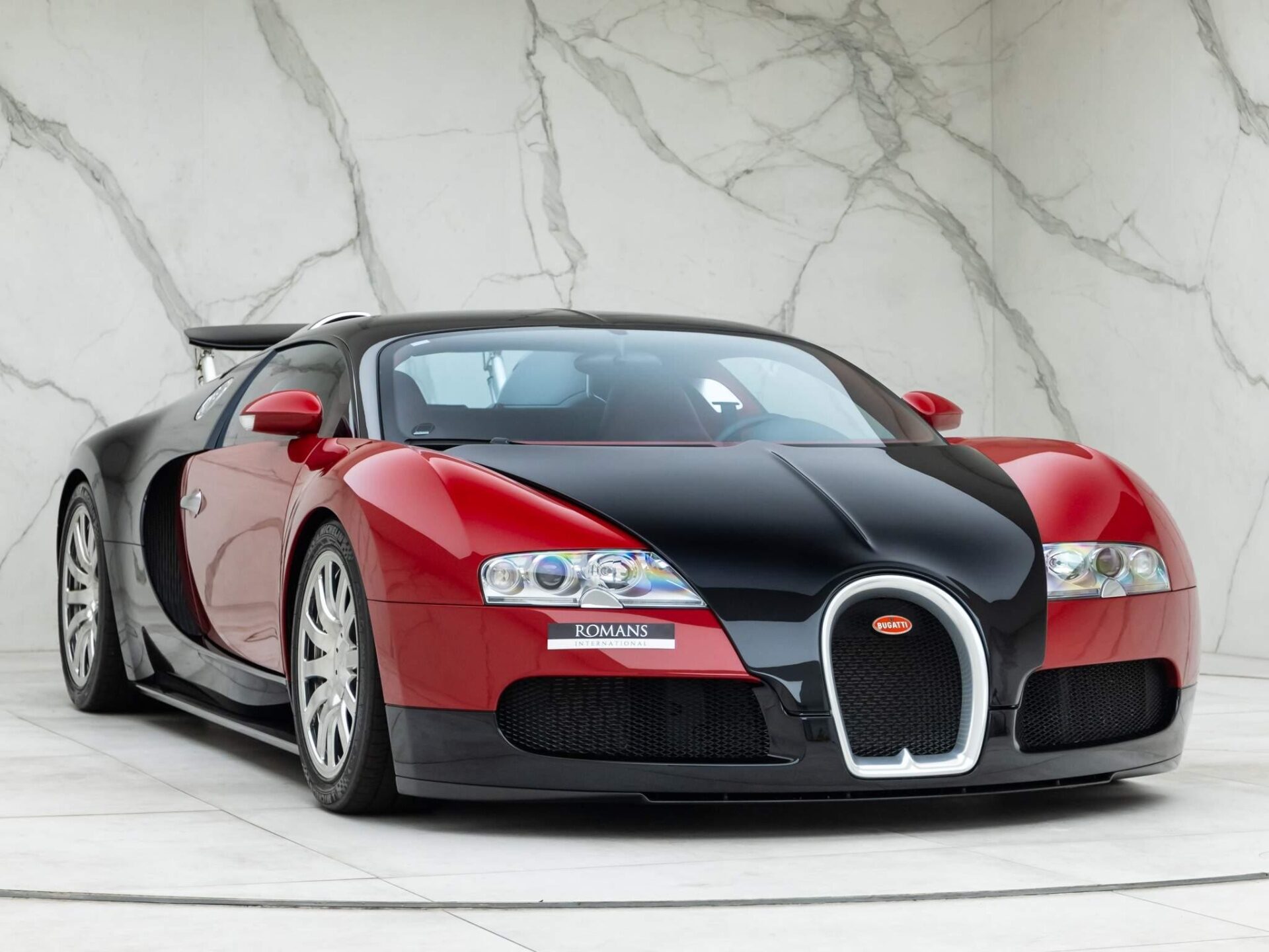 Fascinating Red Black Bugatti Veyron Pictures