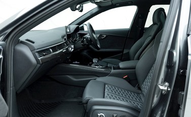 Audi RS4 Avant Carbon Black 15