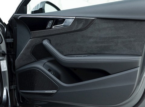 Audi RS4 Avant Carbon Black 22