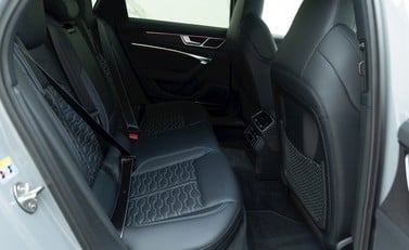 Audi RS6 Avant Carbon Black 14