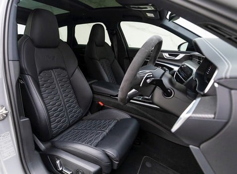 Audi RS6 Avant Carbon Black Urban 10