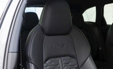 Audi RS6 Avant Carbon Black Urban 11