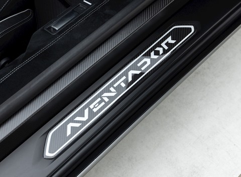 Lamborghini Aventador LP 750-4 SV Roadster 23