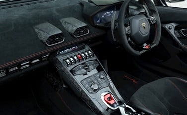Lamborghini Huracan LP640-4 Performante Spyder 17