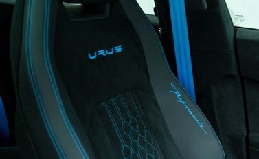 Lamborghini Urus Performante 12