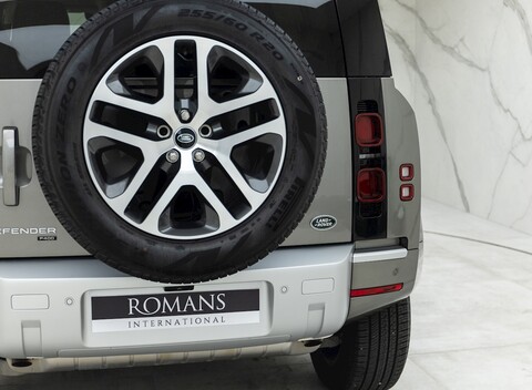 Land Rover Defender 110 XS Edition P400 26